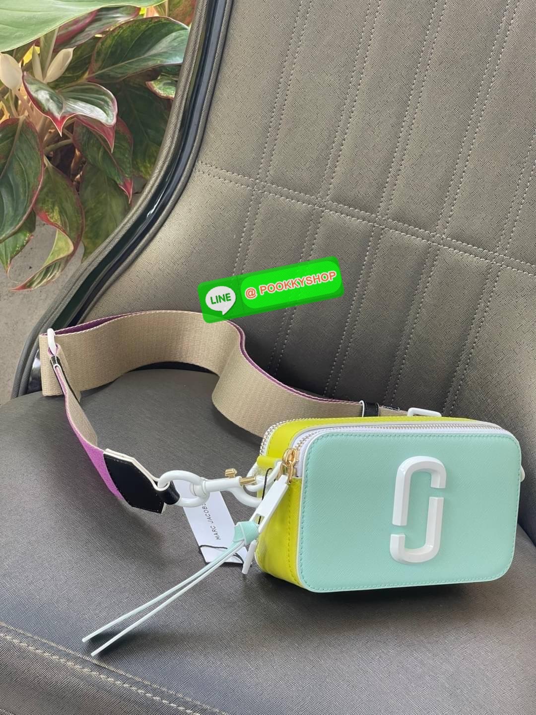 💕 Marc Jacobs Snapshot Bag กระเป๋าแบรนด์ดังจากสัญชาติอเมริกัน นับได้ว่ารุ่นนี้เป็นรุ่นทรงฮิตของ marc jacobs เลยทีเดียว โดยด้านหน้ากระเป๋าจะเป็นโลโก้แบบโลหะที่เป็นสัญลักษณ์ของแบรนด์นี้ มาพร้อมสายสะพายที่จะสะพายยังไงก็ดูโดดเด่น เพราะขนาดใหญ่ที่สกรีน