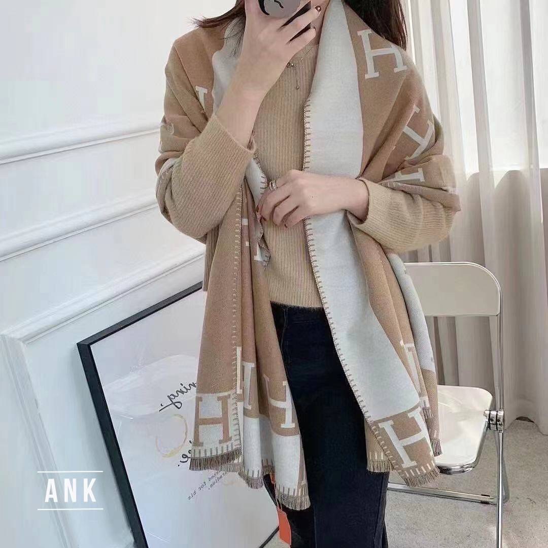💥 NEW ARRIVAL💥 Brand: Hermes New collection 2022 ผ้าคลุมไหล่ ผ้าพันคอ Hermes ผ้าวูลเนื้อดี นุ่มมาก ทอลาย logo ลายคมชัด งานสวยค่ะ เป๊ะมากกกค่ะ ใช้เป็นพรอพเก๋ๆ คลุมไหล่สวยๆ ใครมองหาผ้าคลุมไหล่ ผ้าพันคอสวยๆ จัดเลยค่ะ