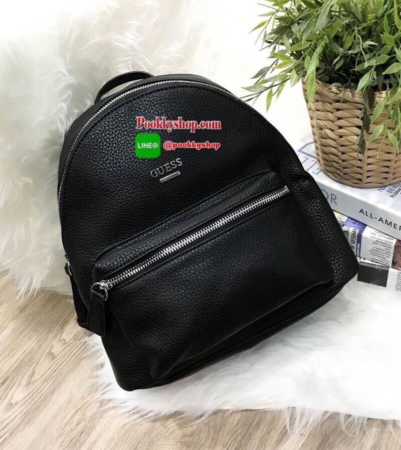 Don't Miss! GUESS WOMAN'S FACTORY BACKPACK กระเป๋าเป้ขนาดกำลังดีวัสดุหนังแกะสังเคราะห์นิ่มสวยน้ำหนักเบา มีหูหิ้วเเละสายสะพายหลังเลื่อนปรับได้ ด้านหน้ามีโลโก้และช่องซิป เปิดปิดด้วยซิปสะดวกใช้ ภายในกว้างใส่เอกสาร ipad ของใช้ได้เยอะ จะสะพายไปเรียนไ