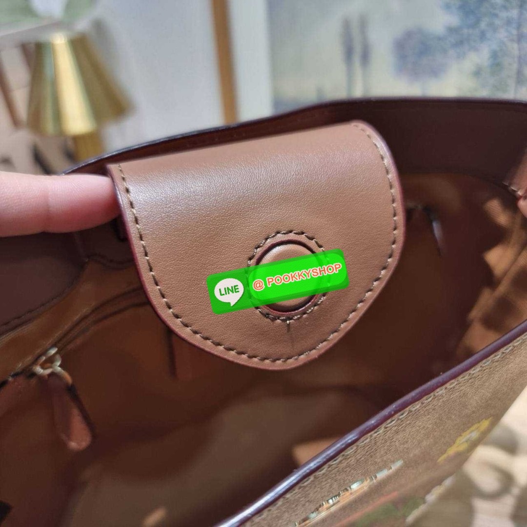 COACH CR155 SOPHIE BUCKET BAG IN SIGNATURE CANVAS WITH FLORAL PRINT 🔆 Details ใช้ชีวิตให้ง่าย แล้วสะพายกระเป๋าให้สวยสะบัด! ไปกับกระเป๋าใหม่ล่าสุด รูปทรงบัคเก็ต ที่มีดีไซน์ลวดลายดอกไม้น่ารักน่าใช้มากๆ