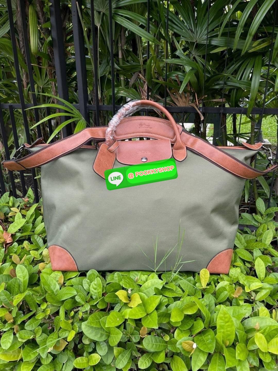 💕 LONGCHAMP BOXFORD TRAVEL BAG L กระเป๋าเดินทางขนาดใหญ่ มาพร้อมสายสะพายที่สามารถถอดได้ ให้คุณเลือกสะพายไหล่หรือถือได้ มีซิปรูดเปิดปิดกระเป๋าที่ให้คุณมั่นใจได้ว่าคุณจัดเก็บไอเท็มของคุณได้อย่างมิดชิด บ็อคฟอร์ด (BOXFORD) สะท้อนความเป็นเอกลักษณ์ของแบร