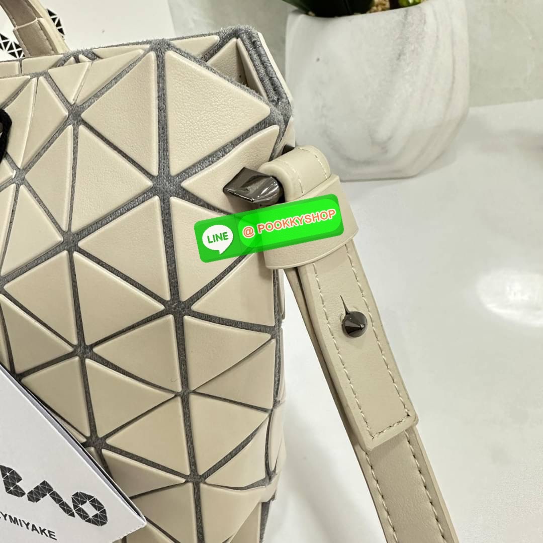 Bao Bao issey Miyake Tonneau Small Matte Bao Bao Issey Miyake รุ่น TONNEAU (ทอนโนะ) กระเป๋าทรง Boston Bag ที่โดดเด่นด้วยลายแพทเทิร์น 3 เหลี่ยมด้านเท่าเรียงต่อกัน ทำให้กระเป๋าใบนี้มีความโดดเด่นทั้งในเรื่องของดีไซน์ที่ทันสมัย และการใช้งานที่ครบทุกฟังก์ชั่น