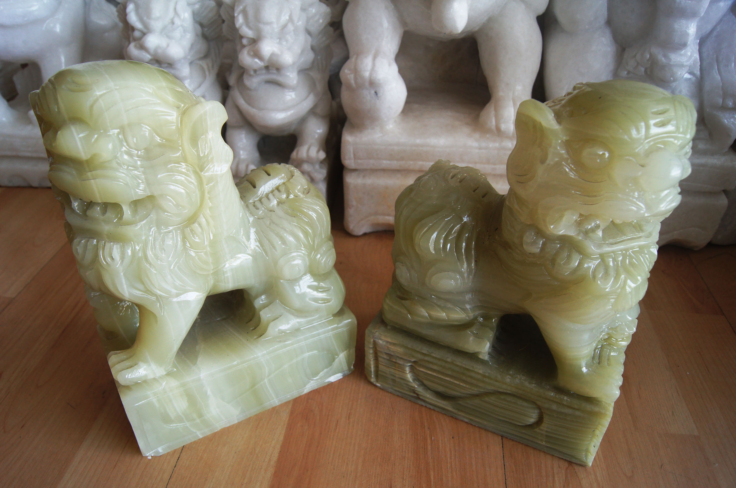 สิงโตปักกิ่ง แกะสลักจากหินหยกปากีสถาน สูง9นิ้ว