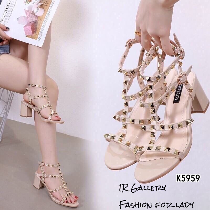 แบบขายดีมาก!!! พร้อมส่ง อะไหล่ขาดไปหลานเดือน Style Valentino หนังเงานิ่มแต่งอะไหล่หมุดงานตอกอย่างดี สายรัดข้อตะขอเกี่ยวปรับได้ ส้นสูง 3 นิ้ว ใส่สวย เปรี้ยว เฉี่ยว สะดุดตา เป็นอีก 1 คู่ที่จะกลายเป็นไอเท็มโปรดสำหรับสาวๆ