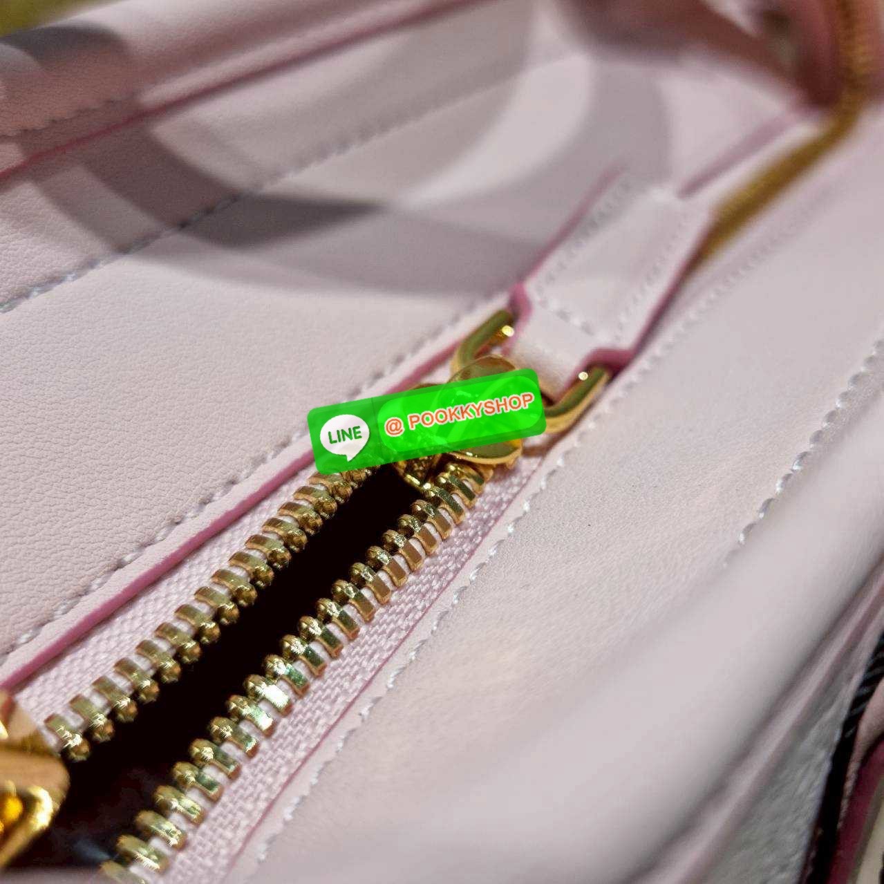 🔆 Model MCM × HELLO KITTY MINI TONI SHOPPER IN VISETOS 🔆 Details ฉลองครบรอบ 50 ปี Hello Kitty ที่มาคอลแลบกับ Mcm ได้อย่างลงตัว น่ารักน่าใช้มากๆ กับกระเป๋าถือ/สะพายข้าง ทรง shopper ไซส์มินิ สวยคลาสสิค ดีไซน์ปั๊มลายคิตตี้ละมุนๆ ขนาดพกพาสะดวก