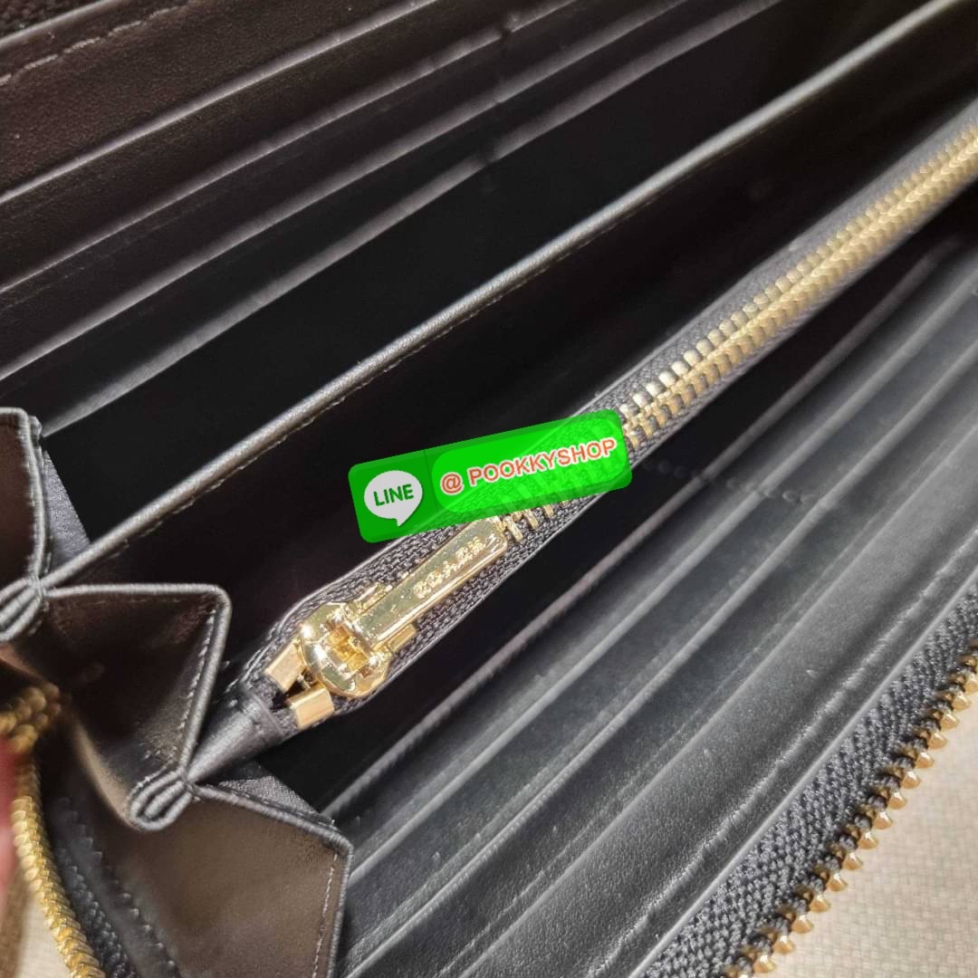 COACH C7360 LONG ZIP AROUND WALLET IN SIGNATURE LEATHER พร้อมเสิร์ฟความเลิศหรู ไม่ต้องรอพรีฯ ใหม่ล่าสุด กระเป๋าสตางค์ใบยาวกึ่งคล้องมือ สีคลาสสิค ขายดี ถือใช้คือขับผิวสุด!! วัสดุหนังแท้ปั๊มลายนูนสวยคม มาพร้อมสายคล้องมือ ถอดออกได้ ภายในใส่บัตรได้เยอะ มีช่อง