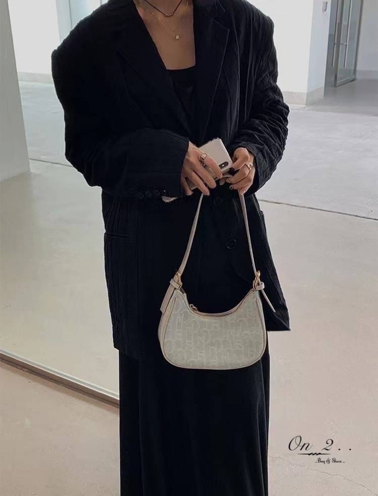 💥💥NEW Arrival 💥💥 Korean Style bag กระเป๋าสะพายไหล่ทรงวินเทจ สุดเก๋♥️ วัสดุเป็นผ้ายีนส์สีฟ้าอ่อนมีลาย น้ำหนักเบาใส่ของได้เยอะ สายสะพายสามารถปรับความยาวได้ค่ะ