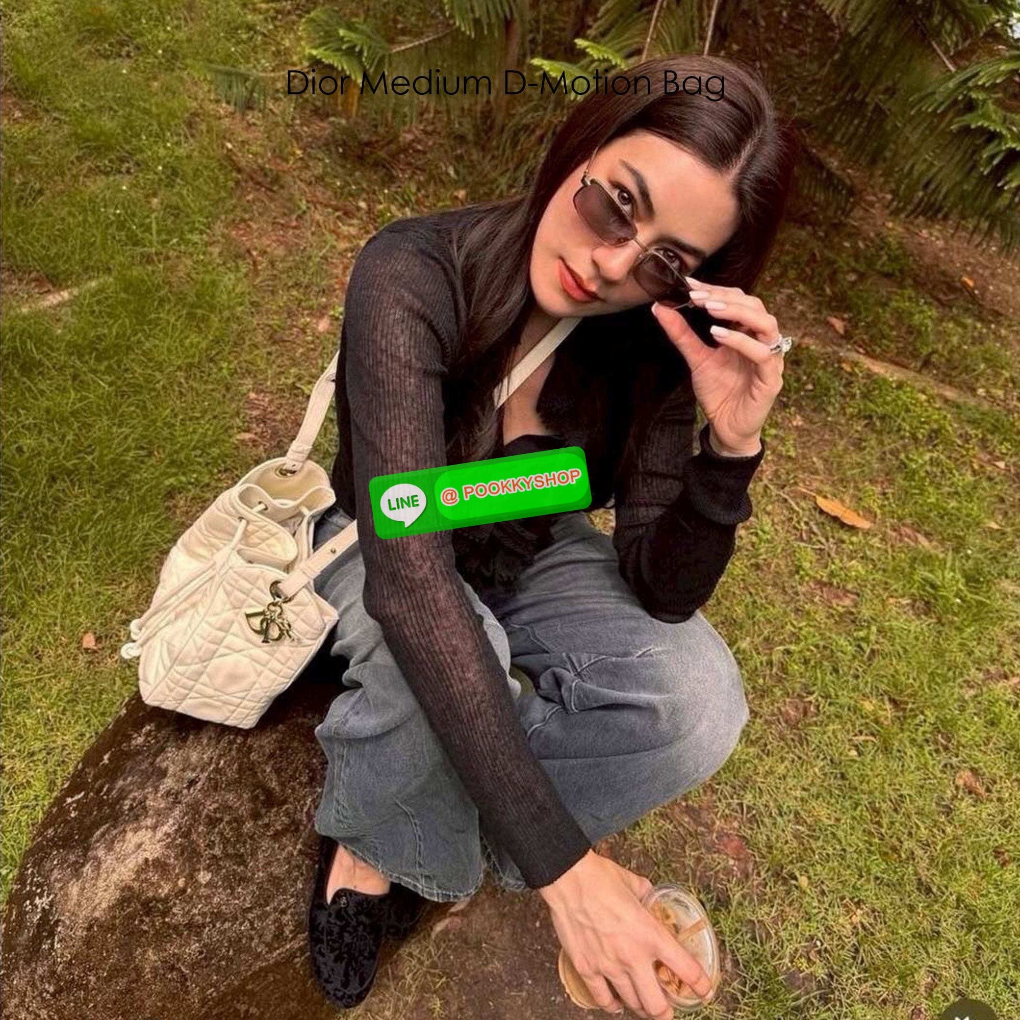 พร้อมส่ง | Dior Medium D-Motion Bag กระเป๋าสะพายทรงบัคเก็ต โดดเด่นด้วยดีไซน์ทรงถังทันสมัยเรียบง่ายใช้งานได้จริง เย็บตะเข็บแบบ Macrocannage นุ่มนวล มาพร้อมเชือกผูกรูดเปิดปิด ภายในโล่งกว้าง จุของได้เยอะ น่ารักน่าใช้มากค่ะ
