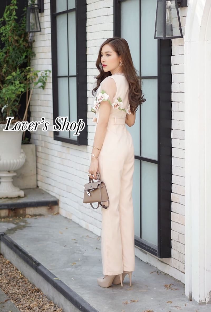 Lover's Shop Teg : Lover’s Shop Brand : - Detail : น่ารักน่าเลิฟ จั้มสูทแนวสาวหวาน ใส่แล้วดูไฮโซมีตังค์ค่ะ ดีเทลแต่ระบายผ้ามุ้งทอลายดอกไม้ ผ้ามุ้งนุ่มไม่คันแน่นอนค่ะ งานมีซับในอัดกาวอย่างดี งานซิบหลัง มีเชือกผูกเอว ทรงสวยเป๊ะ เป้าไม่รั้งแน่นอนค่ะ งาน