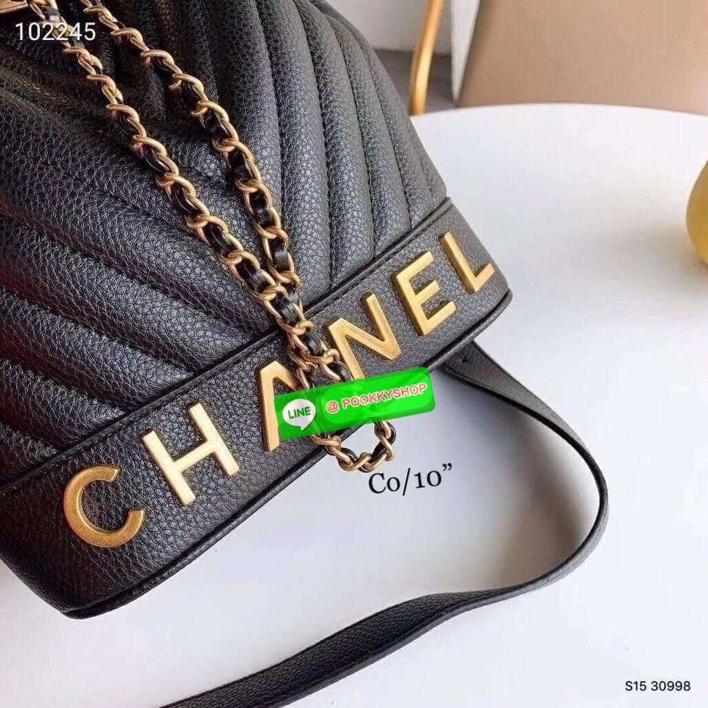 CHANEL Bucket Bag กระเป๋าสะพายทรงบัคเก็ตรุ่นลิมิเต็ด มี 2 แบบให้เลือก หนังเย็บลายตารางและลายริ้ว ตกแต่งโลโก้แบรนด์สวยหรูโดดเด่น ภายในโล่งกว้าง จุของได้เยอะ มาพร้อมสายคล้องไหล่ และสายสะพาย crossbody คุ้มค่ามากๆ ใบนี้งานจริงคือสวย สะพายไปคาเฟ่ชิคๆ ถ่ายรูปสว