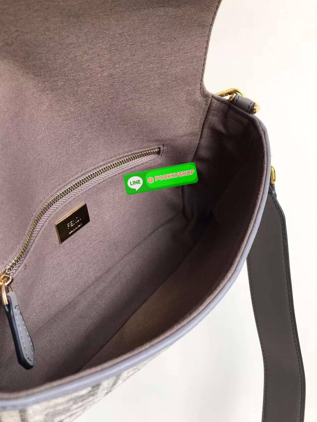 New Arrivals!!! Fendi Baguette Dark Gray FF Tapestry Fabric Bag กระเป๋าทรง Baguette ขนาดกลาง วัสดุผ้าเซนิล พร้อมลวดลาย FF สีเทาเข้ม ปิดท้ายด้วยรายละเอียดหนังแบบทูโทนและประดับด้วยตัวล็อค FF โดดเด่นด้วยฝาปิดด้านหน้าตัวล็อคแม่เหล็กช่องด้านในบุด้วยผ้าหนังกลับ