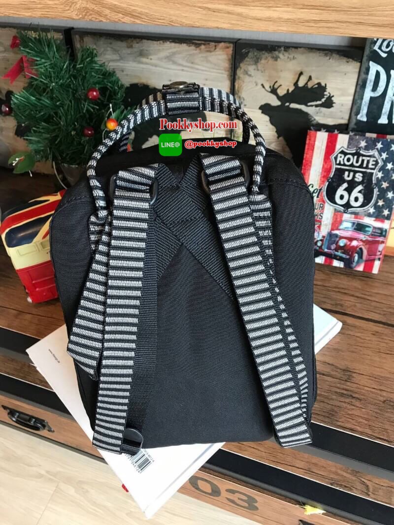 Kanken backpack รุ่น mini แบรนด์ดังจากสวีเดนที่นิยมกันมากในหมู่วัยรุ่น กระเป๋าเป้ที่มีน้ำหนักเบา แต่มีความทนทาน และช่องว่างต่างๆมากขึ้น มีซิปหน้าสำหรับใส่ของกระจุกกระจิก และหูหิ้วทั้งด้านหน้าและด้านหลัง สำหรับการหิ้วถือได้สะดวก ใส่มินิไอแพค กระเป๋าสตางค์ย