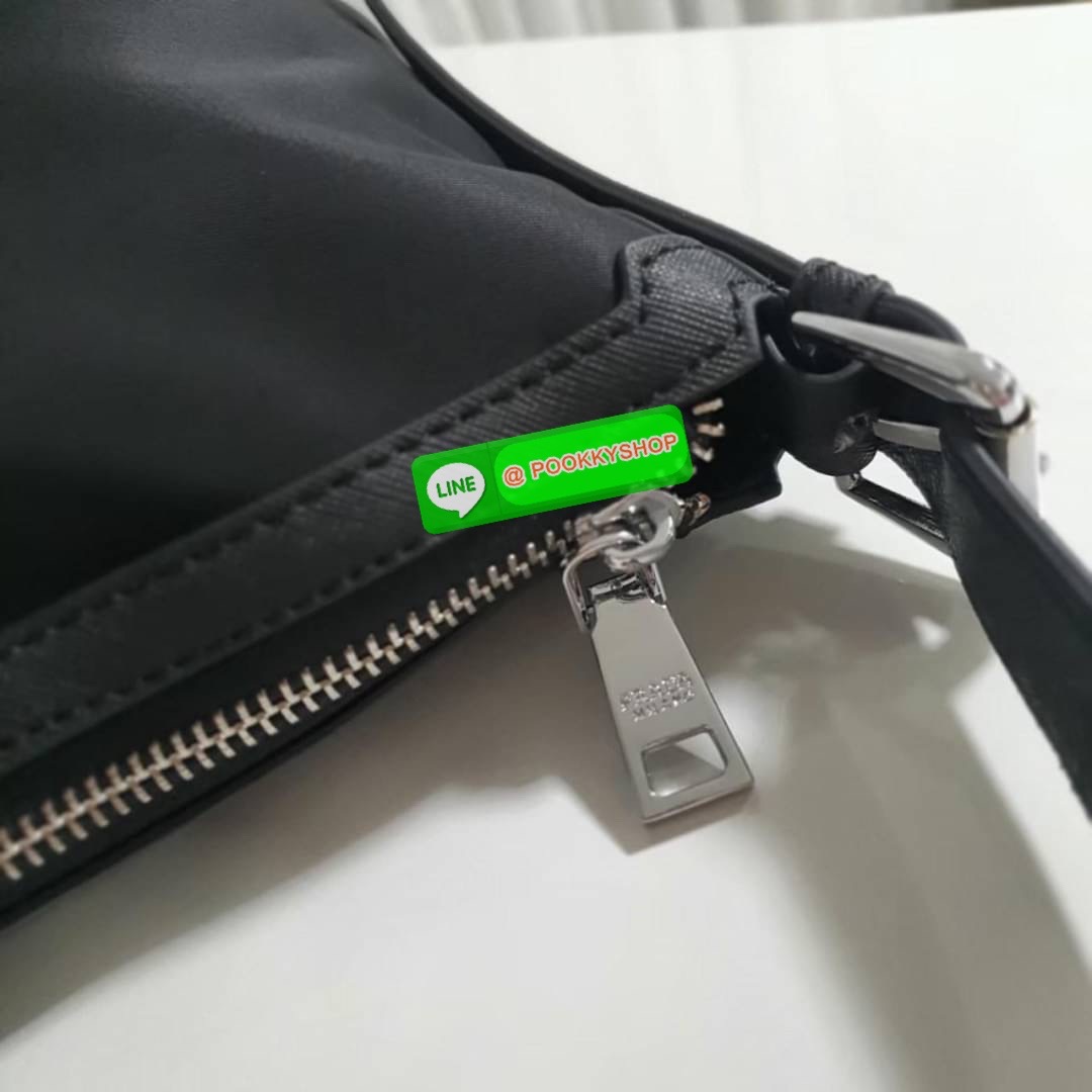 Best Seller! จากงานพรีเมี่ยมกิ้ฟ จากเคาเตอร์ต่างประเทศ จากแบรนด์ PRADA ค่า เป็น กระเป๋าผ้าไนล่อน ตามแบบฉบับของแบรนด์ เลิศมาก สะพายเป็น shoulder bag หรือ Crossbody ก็ได้คะ ขนาดกำลังดีคะ ตัวกระเป๋าเบามาก เปิดปิดด้วยซิปรูดด้านมีช่องซิปแยกใส่ของ สามารถใส่มือถ