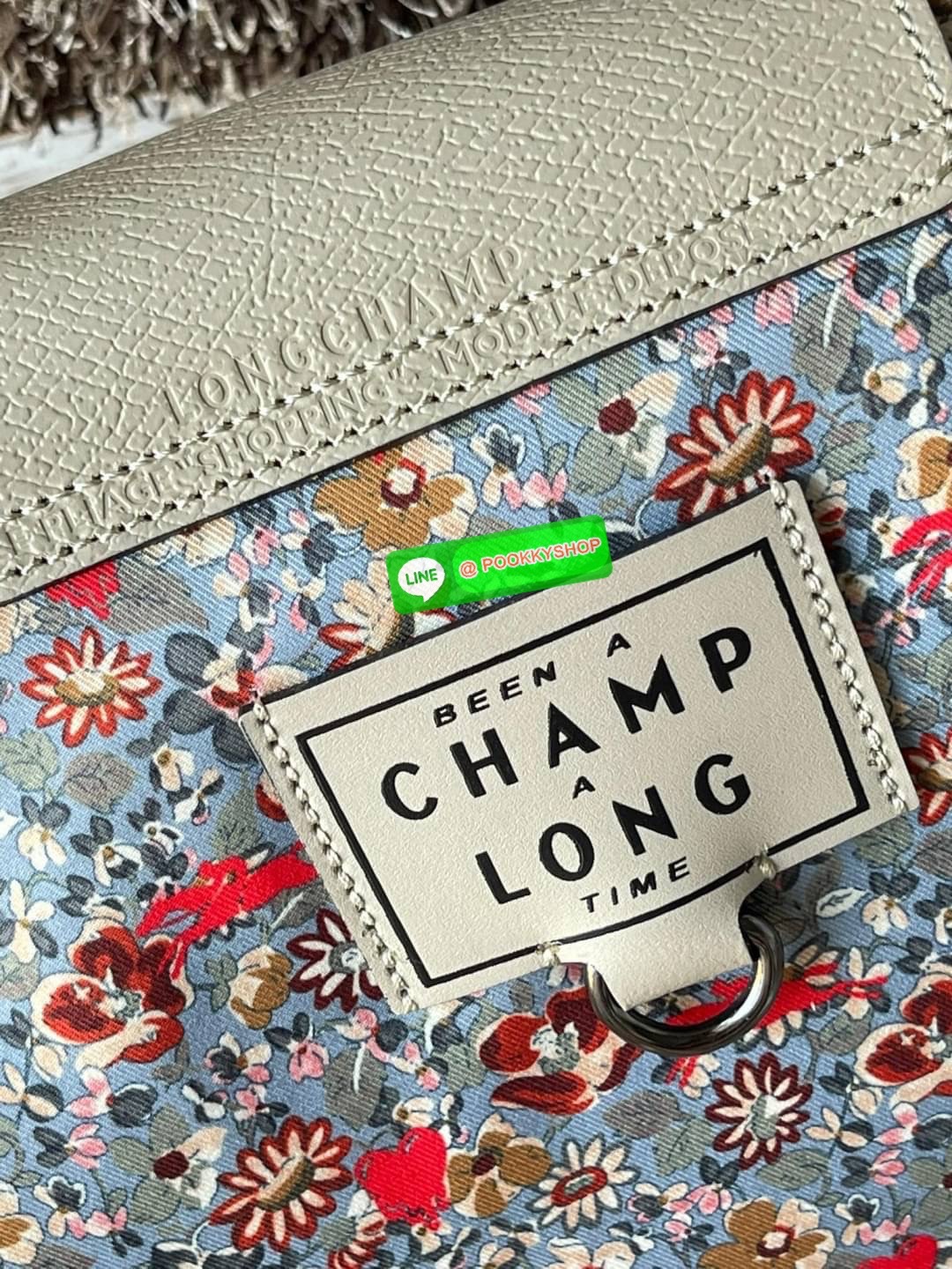 Longchamp x EU Le Pliage tote bag L คอลเลกชันพิเศษจาก Longchamp ที่น่ารักสุดๆ สำหรับซัมเมอร์นี้ กระเป๋ารูปทรงคลาสสิกที่มาในลวดลายและสีที่ออกแบบมาพิเศษ ยังคงความเป็น Le Pliage กระเป๋าสะพายไหล่ทรงTote ใส่ของได้จุอย่างเหลือเชื่อ ยังมีซิปปิดเพิ่มความปลอดภัย น