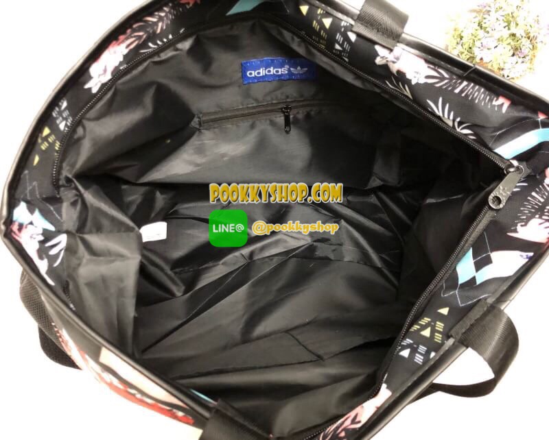 New !!! ADIDAS SOCCER SHOPPER BAG พร้อมส่งค่ะ กระเป๋าผ้าแคนวาส ทรงสปอร์ต ลายกระเป๋าสีสันสดใส น่าใช้มากๆค่ะ ด้านหน้ามีโลโก้แบรนด์ เปิดปิดกระเป๋าแบบซิป ภายในกว้าง ใส่ของจุ มีช่องซิปและช่องเล็กใส่ของจุกจิกค่ะ รุ่นนี้น้ำหนักเบา ใบจริงน่าใช้ จะพกพาวันสบายๆ หรื