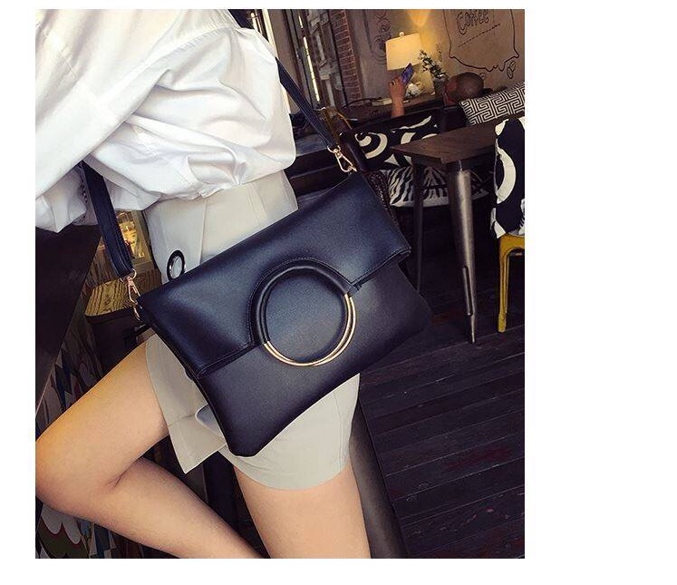 กระเป๋าสะพายข้างสีน้ำตาล กระเป๋าคลัชมือ แต่งห่วงทอง สวย แนว เท่ห์ๆคะ+กระเป๋าเล็ก ไซส์ลูก ด้านใน 2ชิ้น สุดคุ้ม สวยเก๋ มากคะ Size:ยาว29xสูง32xหนา4cm