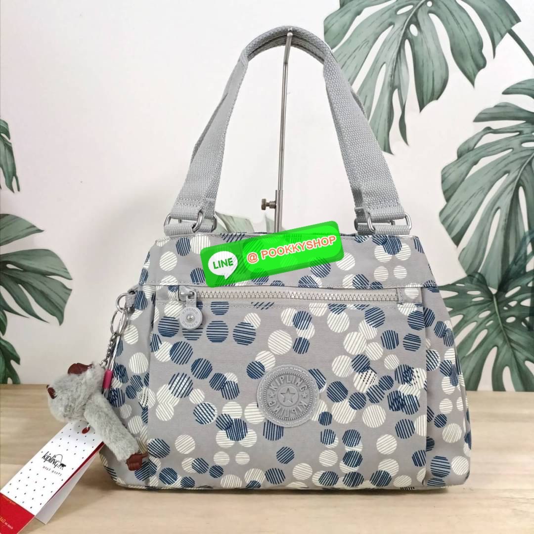 KIPLING ELISE HANDBAG กระเป๋าถือและสะพายไหล่ วัสดุ Nylon +Polyester ขนาดกำลังพอดี จุของได้มาก มีหูจับสองสาย ถือสะดวก น้ำหนักเบา มีช่องซิป ด้านหน้า ช่อง กระเป๋าหลักเปิด-ปิดด้วยซิป มี3 ช่องว่างใส่ของได้จุมากๆ ใส่มือถือได้ กระเป๋าสตางค์ใบยาว และ เครื่องสำอาง