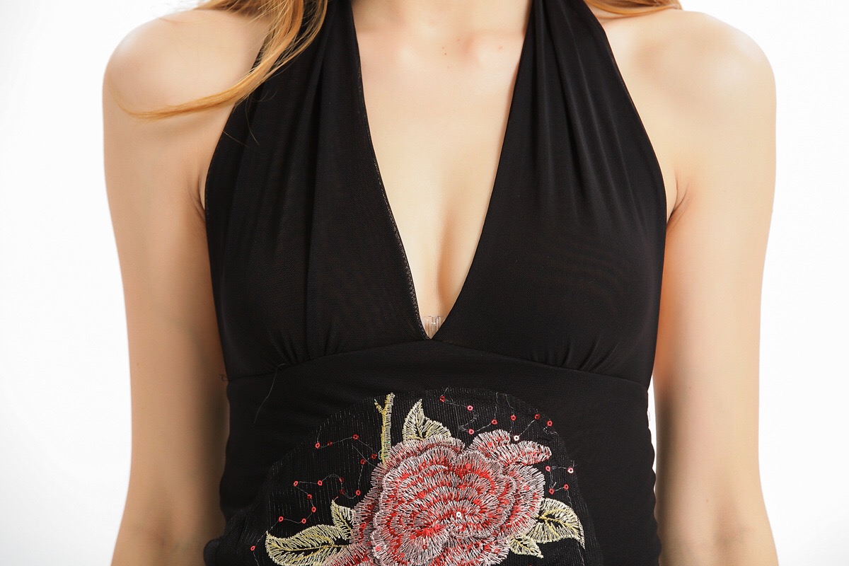 ชุดกี่เพ้ายาว ชุดสาวจีนอินเตอร์ กี่เพ้า จีนประยุกต์ แนวเจ้าพ่อเซี่ยงไฮ้ สีแดงสด ชุดแบบผูกคอ ผ่าสองข้าง พร้อมงานปัก เป็นรูปดอกช่วงกลางตัว งานดี ละเอียด สวยมากๆ คะ สวยสง่า หรูหราและเซ็กซี่อย่างที่สุด ..