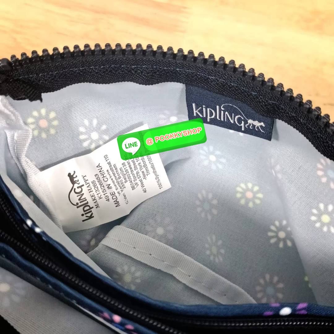 Kipling Creativity Large Pouch วัสดุ Nylon 100% กระเป๋าคล้องมือขนาดพอเหมาะ 7.25 นิ้ว พกพาสะดวก เปิด-ปิดด้วยซิปเดียวใช้งานง่าย ด้านในมีช่องกว้าง 2 ช่องและช่องซิปเล็กตรงกลางอีก 1ช่อง ใช้งานได้สะดวก สามารถใส่มือถือ 7.5 นิ้วได้ กุญแจรถ ธนบัตรได้ ล็อตนี้มาพร้อ