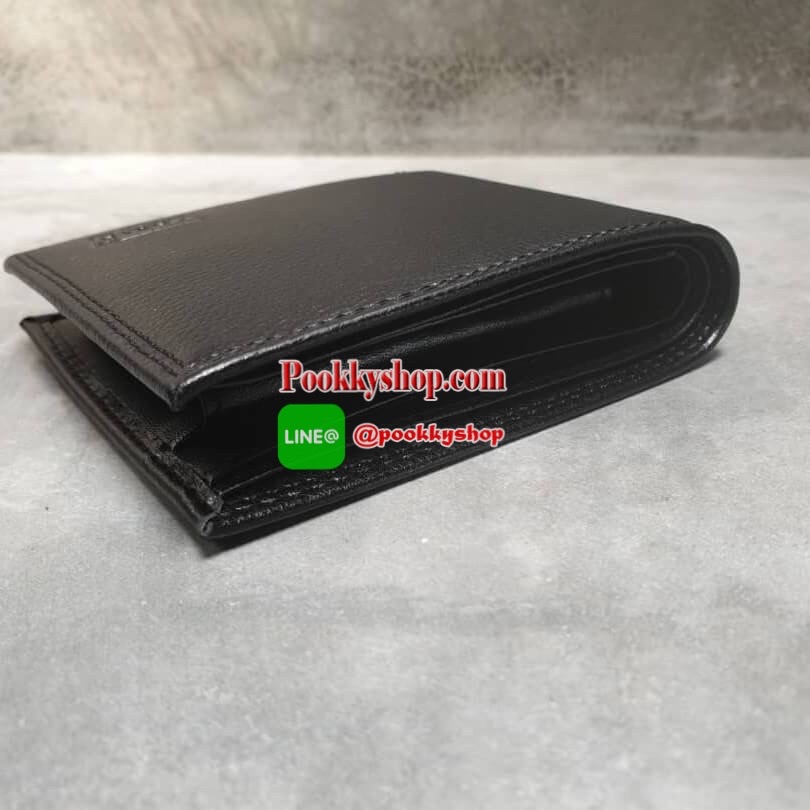 กระเป๋าสตางค์+เข็มขัด Levi's กระเป๋าด้านหน้าปั๊มโลโก้แบรนด์ด้านในมีช่องใส่บัตร และมีช่องใส่ธนบัตร 2 ช่อง มีช่องใส่เหรียญด้วย ส่วนตัวเข็มขัด Levi's หัวเข็มขัดเป็นแบบลำลอง ด้านหน้าปั๊มอักษรแบรนด์ ตัวสายสีน้ำตาลดำ ด้านหลังปั๊มชื่อแบรนด์ มีแท็กป้ายต