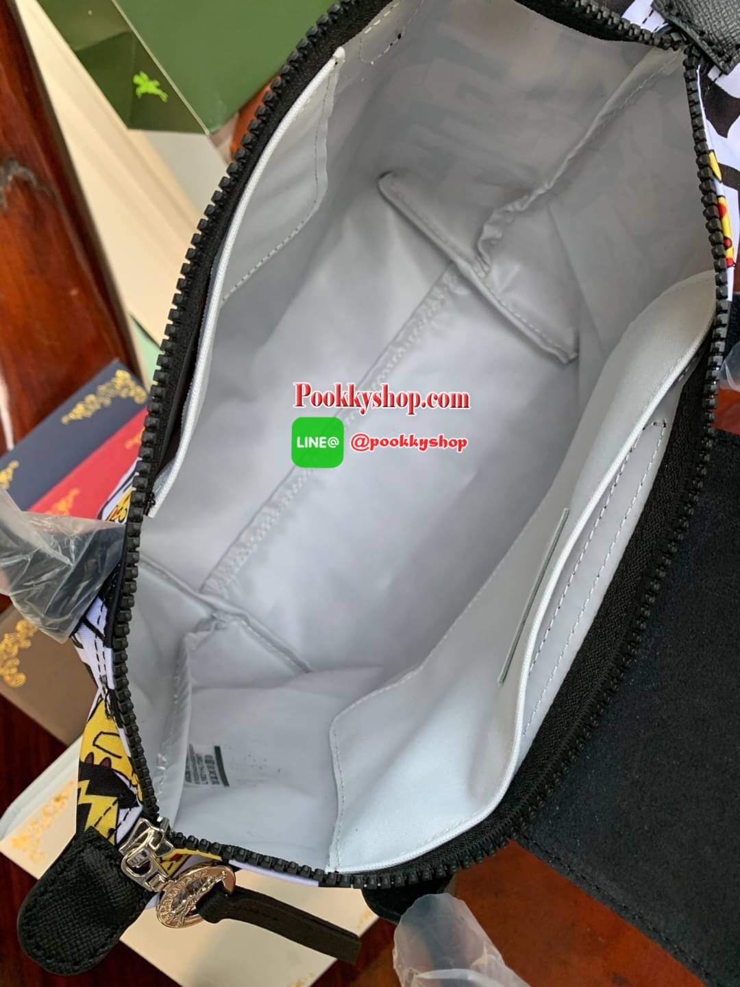 LONGCHAMP X POKÉMON SHOULDER BAG เพราะรู้ว่า &quot;เลอ ปลิยาจ&quot; (Le Pliage) เป็นกระเป๋าไอคอนิคยอดนิยมของคนทุกเพศทุกวัย ไม่ว่าจะเป็นคนธรรมดาหรือเซเล็บ ลองฌอมป์ก็เลยจัดให้ &quot;ปิกาจู&quot; ไปวิ่งเล่นอยู่บนกระเป๋าที่ออกมาเป็นซีรีส์ซะเลย และยังคงความ Le