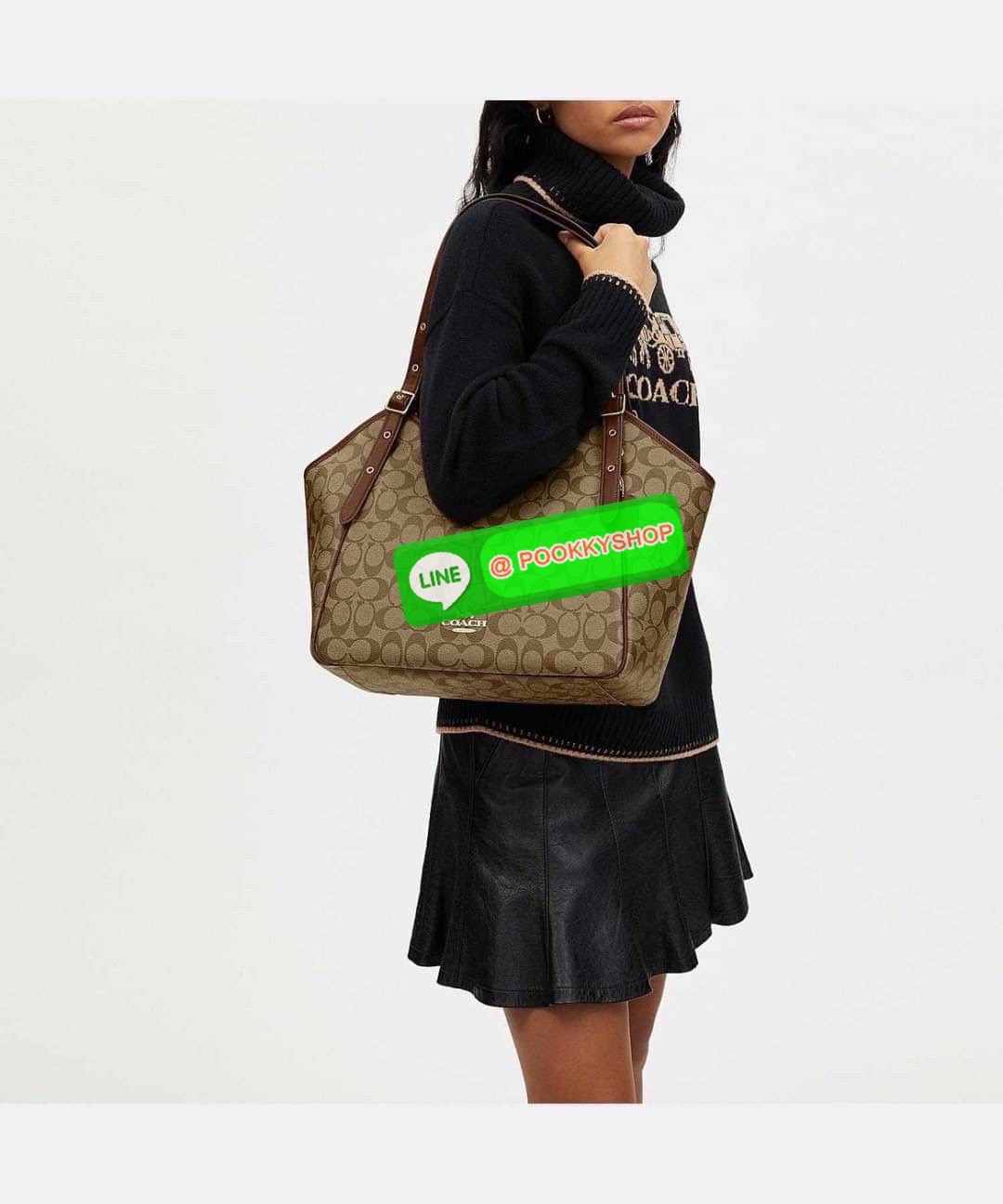 รุ่น: Coach CM076 – Gallery Tote In Signature Canvas • รายละเอียด: กระเป๋าทรง Tote รุ่น Gallery ลาย Signature Canvas คลาสสิก ตัดขอบหนังแท้สีดำเข้ม สายสะพายคู่ปรับระดับได้ ภายในกว้าง ใส่ของทำงานหรือเรียนได้สบาย มีช่องซิปหลัก 1 ช่อง และช่องเสริมด้านในอีกหลา