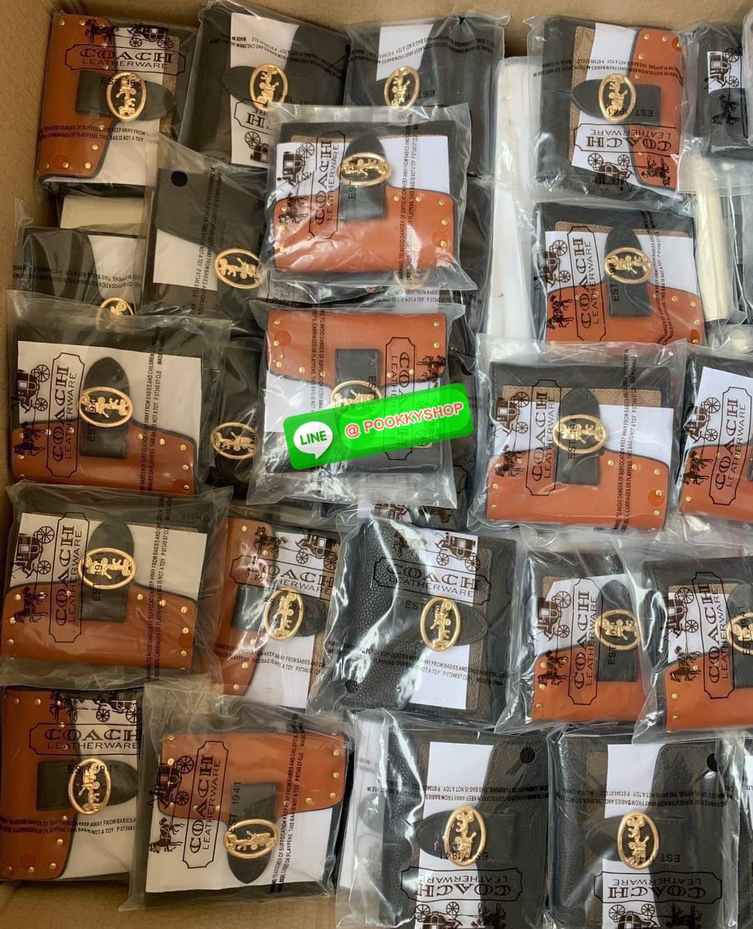 COACHGEORGIE SMALL WALLET IN SIGNATURE ((6791//7250) พร้อมส่ง!! กระเป๋าเงินใบสั้น หนังแท้ชั้นดีค่ะ! 🌈ด้านหน้าสวยหรูด้วยอะไหล่โลโก้แบรนด์ พร้อมเป็นช่องกระดุมสำหรับใส่เหรียญและช่องเสียบบัตรหนึ่งช่องนะคะ