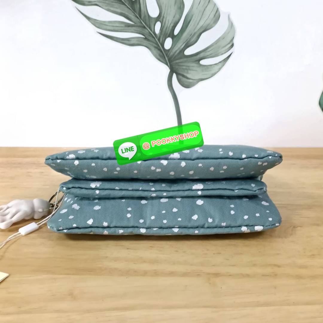 Kipling Creativity Large Pouch วัสดุ Nylon 100% กระเป๋าคล้องมือขนาดพอเหมาะ 7.25 นิ้ว พกพาสะดวก เปิด-ปิดด้วยซิปเดียวใช้งานง่าย ด้านในมีช่องกว้าง 2 ช่องและช่องซิปเล็กตรงกลางอีก 1ช่อง ใช้งานได้สะดวก สามารถใส่มือถือ 7.5 นิ้วได้ กุญแจรถ ธนบัตรได้ ล็อตนี้มาพร้อ