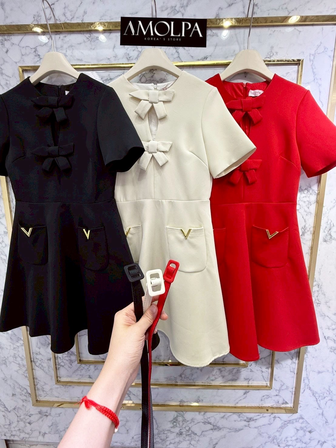 DRESS VALENTINO 1:1 HI-END ทรงสวย เป๊ะ ใส่แล้วสวยเข้ากันลงตัวมากๆค่ะ ไม่ผิดหวังแน่นอนนนนค๊า ห้ามพลาดเลยน้า