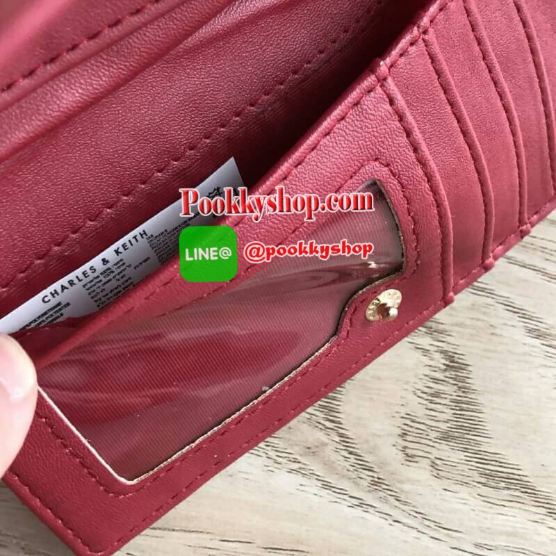 New!! Charles & Keith Front Flap Detail Wallet ด้านหน้าแต่งโลหะเหล็ก ปั๊มโลโก้แบรนด์ เปิด - ปิดด้วยกระดุมแม่เหล็ก ด้านในมีช่องใส่บัตร ช่องใส่รูป ช่องใส่ธนบัตร 2 ช่อง และช่องซิปใส่เหรียญ