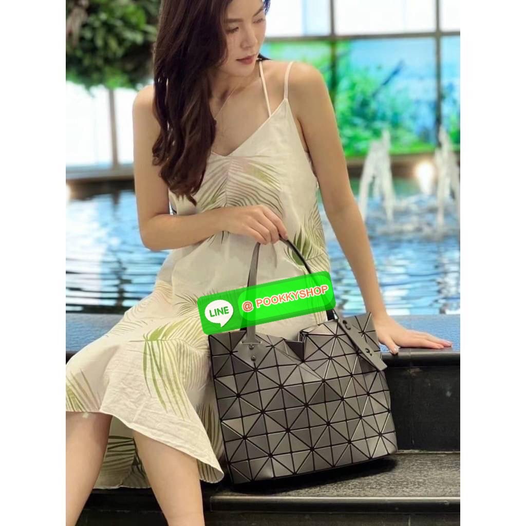 💕 Bao Bao Issey Miyake ROCK MATTE ซีรีส์นี้จะเป็นทรงสี่เหลี่ยมผืนผ้า มีซิปปิดด้านบน ถือเป็นรุ่นที่เหมาะกับการใช้งานในชีวิตประจำวัน สามารถพับมุมและบริเวณด้านล่างของกระเป๋าเพื่อเพิ่มความสะดวกสบายในการใช้งาน ทั้งยังช่วยให้วางกระเป๋าในแนวตั้งได้อีกด้ว