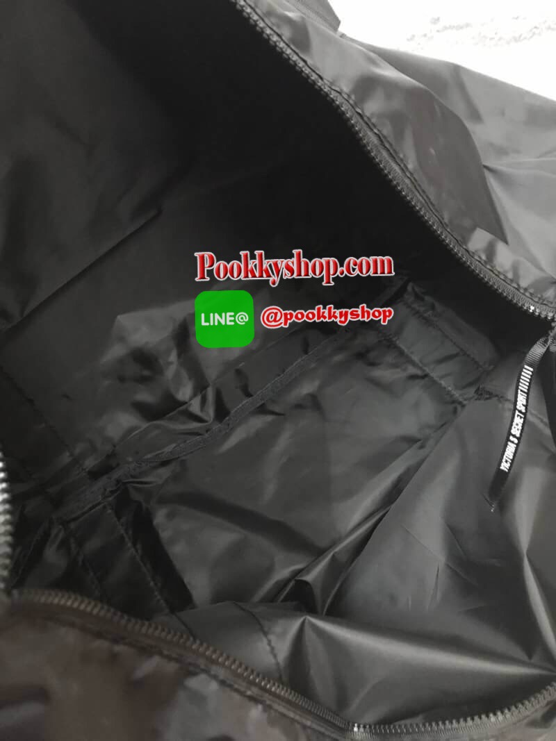 VICTORIA'S SECRET SPORT TOTE GYM BAG กระเป๋าถือเดินทางใบใหญ่สไตล์สปอร์ต วัสดุไนล่อนเนื้อดี ภายในกว้าง จุสัมภาระได้เยอะ น้ำหนักเบา ด้านหน้าและหัวซิปสกรีนโลโก้แบรนด์ เปิดปิดด้วยซิปเดียวสะดวกใช้งาน พกพาสะดวก ออกทริป เล่นยิม เล่นโยคะ สัมภาระเยอะแค่ไหนก็ห