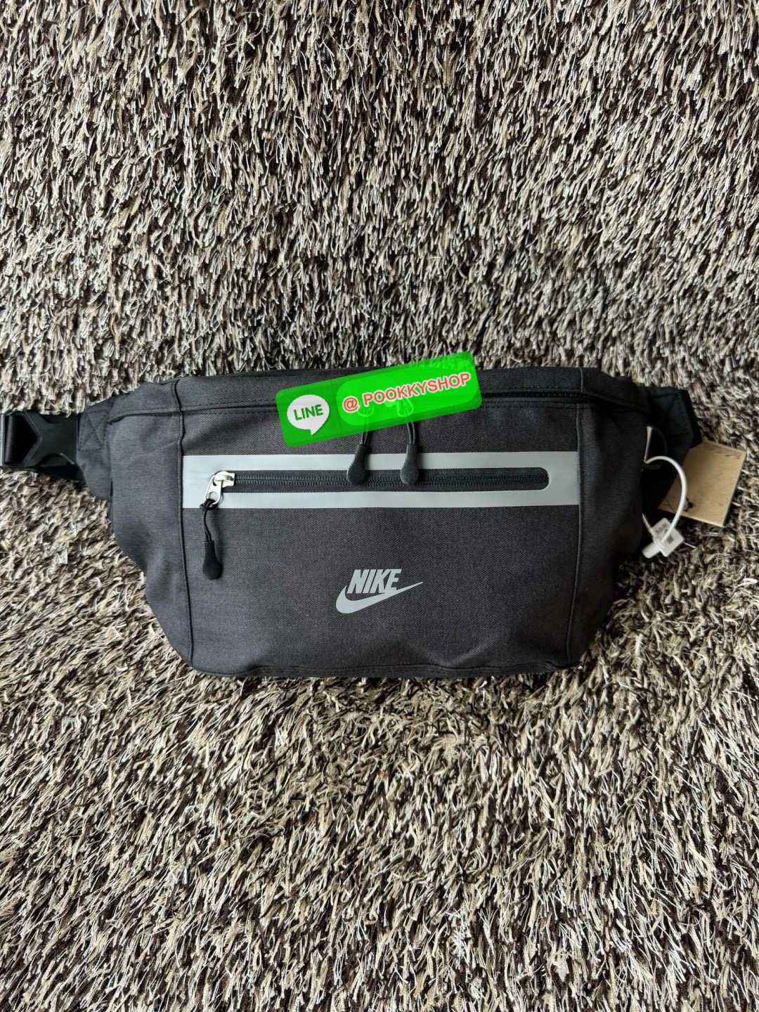 Nike Elemental Waist Bag มีน้ำหนักเบา เพิ่มความคล่องตัว จัดของได้อย่างเป็นระเบียบ ไม่ว่าจะใช้งานในวันปกติ วันที่ไปออกกำลังกาย หรือทริปการเดินป่าแบบสมบุกสมบัน ก็สามารถใช้กระเป๋าใบนี้ได้ เพราะมีความโดดเด่นที่การใช้วัสดุน้ำหนักเบา แต่มีความแข็งแรงและทนทาน ดู