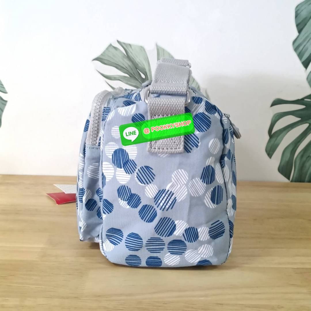 KIPLING RETH CROSSBODY BAG ซับในตาราง วัสดุ Nylon +polyester กระเป๋าสะพายข้างหรือ สะพาย Crossbody ได้ ช่องหน้าเปิด-ปิด ด้วยซิป พร้อมช่องแยกบ่อยด้านข้าง ช่องหลัก 2 ช่อง ด้านในโล่งกว้าง สามารถจุสัมภาระได้เยอะ พร้อมช่องซิปหลัง สายสะพายปรับระดับสั้น-ยาว ได้ f