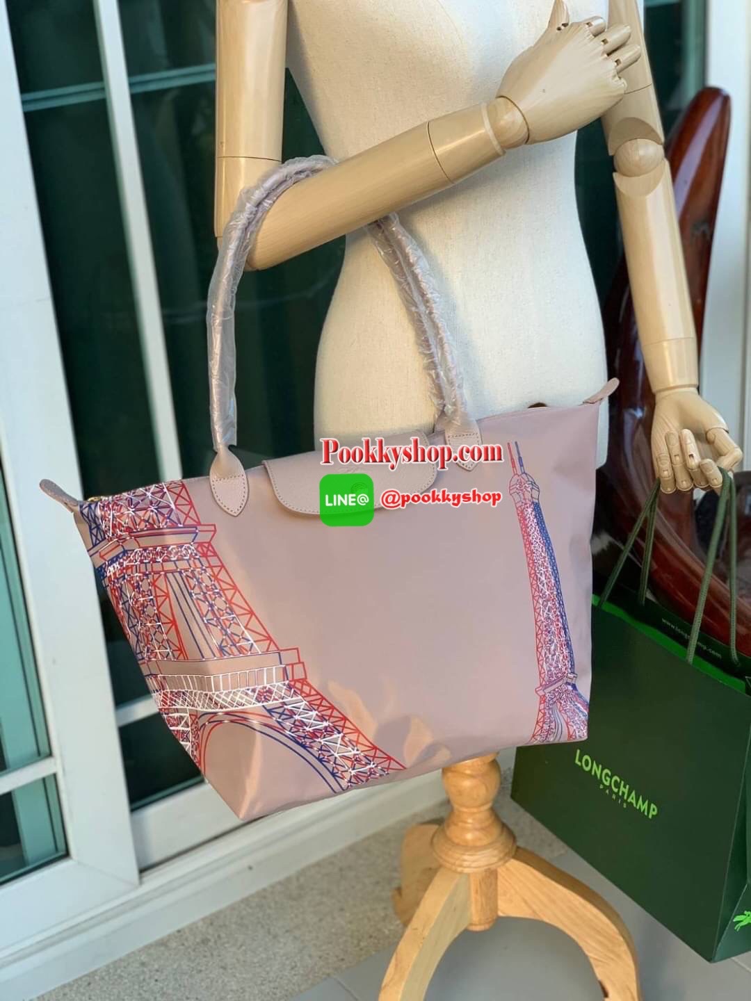 Longchamp Made In France Le Pliage Eiffel Tower Limited Edition Tote Bag สุดลิมิเตทกับlongchamp ที่ ออกมาเฉพาะซีซั่น พิมพ์ลายหอไอเฟล สามาถพับเก็บได้ ตรงตามชื่อทรง (คำว่า Le Pliage เป็นภาษาฝรั่งเศส แปลว่าการพับ) ส่วนฝาปิดและหูจับเป็นหนังที่ทำให้กระเป๋าดูไม