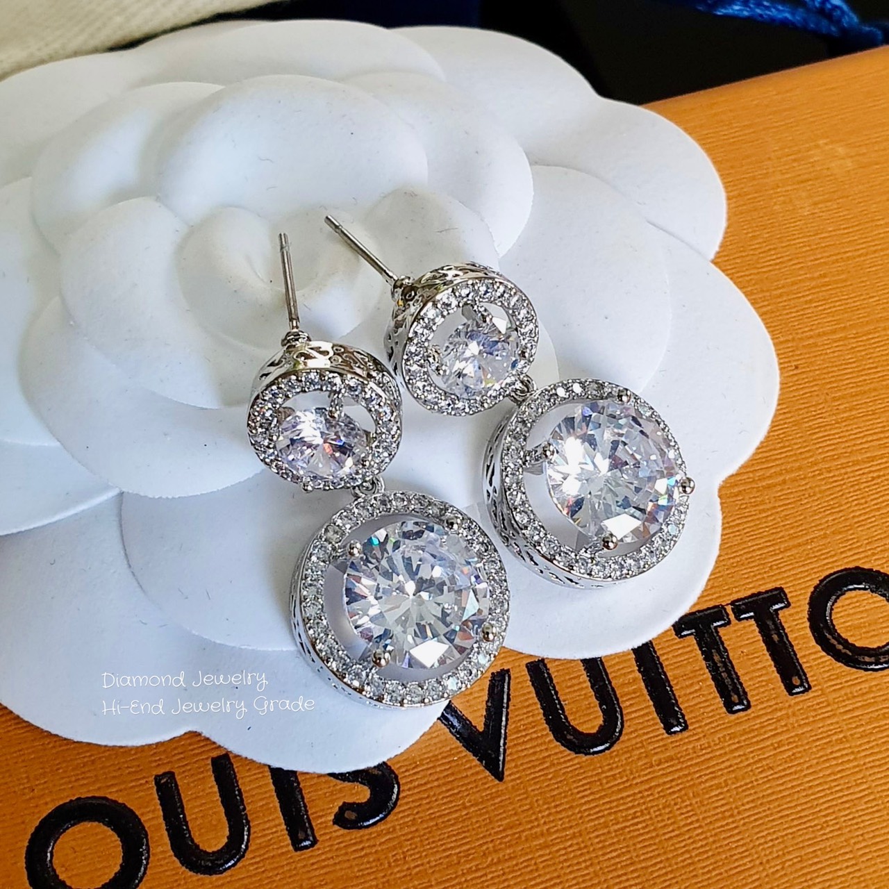 New Arrival !!! Diamond Earring ต่างหูเพชร ต่างหูออกงาน ตกแต่งด้วยเพชร CZ แท้ งานสวยน่ารัก ดีไซส์เก๋มากๆค่ะ เพชรวิ้งที่สุด มีคลาสมากๆค่ะ ดีไซส์สวยดูผู้ดีมากๆค่ะ งานรุ่นการันตีความสวยเลยนะคะ เพชรวิ้ง เพชรเยอะ เพชรละเอียดม้ากกกก เพชรสวยมากกก ดีไซส์โมเดินสวย