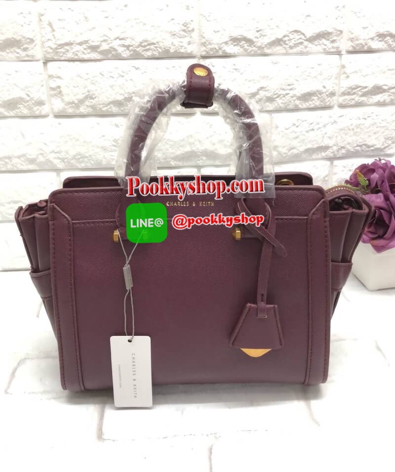 ลายหนังคาเวียร์ อะไหล่ทองคลาสสิค ปี 2018 ✔️พร้อมเฉดสีใหม่ปี 2018 New arrival !!! CHARLES & KEITH BAG Best Seller!!! พร้อมส่งค่ะ....กระเป๋าถือและสะพายข้าง ทรงสวยเก๋ หนังคาร์เวียตัดขอบหนังเรียบด้านข้างได้อย่างสวยงามค่ะ ด้านหน้าห้อยพวงแบรนด์หรูมาให้ เ