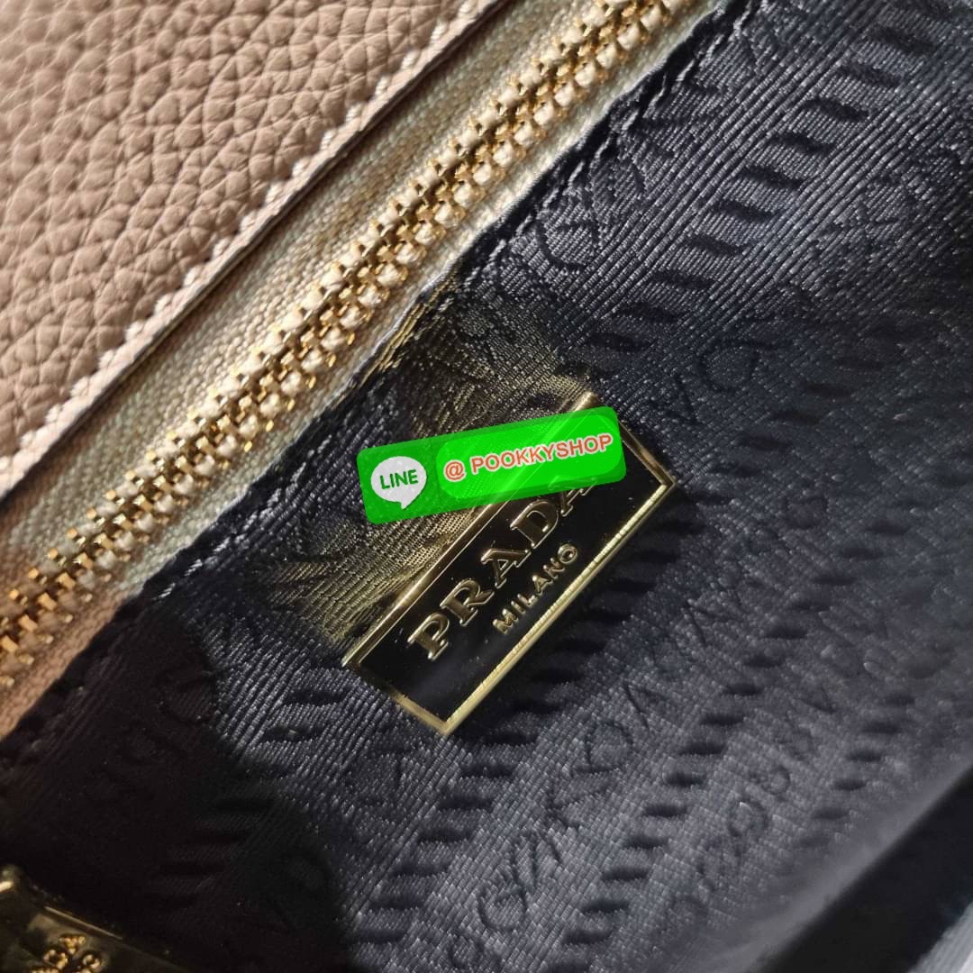 Hot item Prada leather bag กระเป๋าถือ/สะพายล่าสุด จากเคาน์เตอร์ dutyfree ที่ดีไซน์เรียบหรู หนังวัวฟอกสี สวยคมชัด เต็มไปด้วยดีเทลน่าใช้ สายคล้องไหล่ที่สามารถถอดออกได้ เพื่อใช้สายยาวสะพายข้างเส้นเดียว หรือจะใส่ไว้ทั้งคู่ก็อัพเกรดลุคดูแพงได้ ปากกระเป๋ามีฝากร