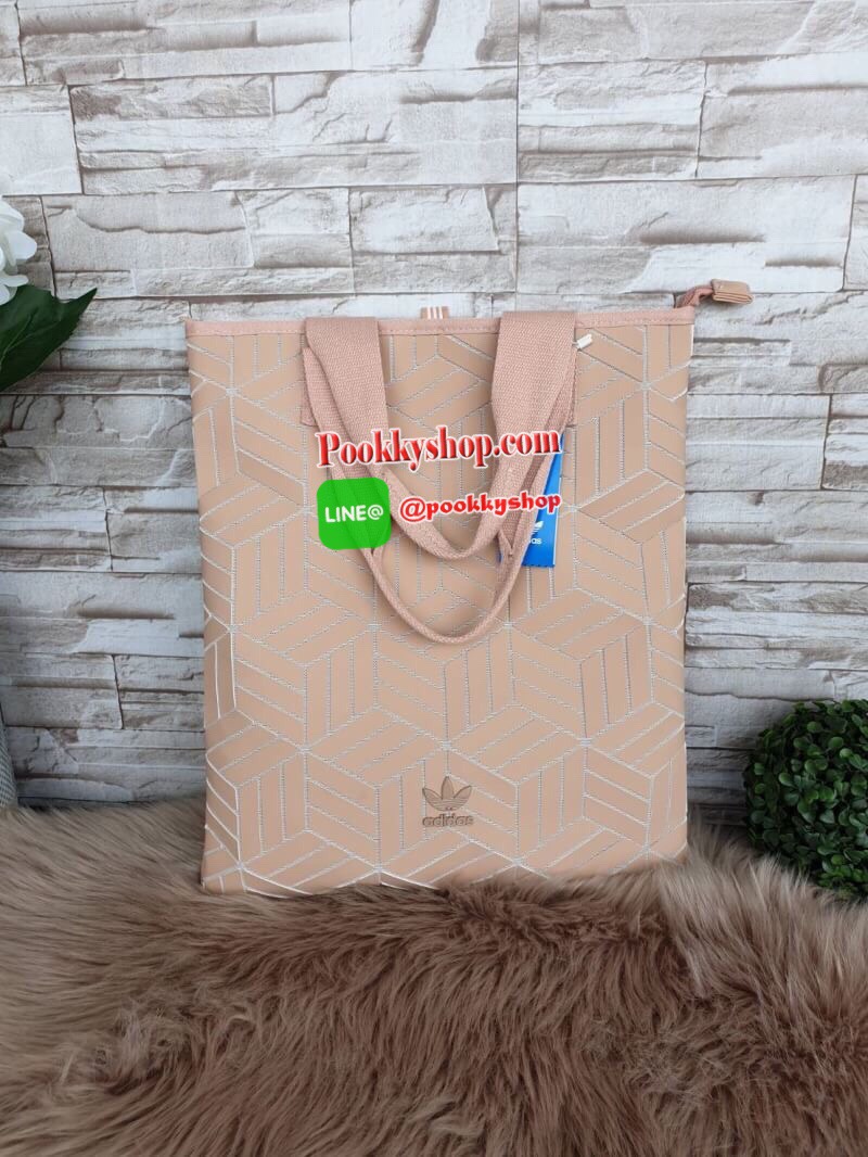 พร้อมส่ง Adidas Original Shopper 3D Tote Bag Trefoil Handbag Classic Sports คอลเลคชั่นสไตล์ Issey Miyake กระเป๋าสะพายข้าง ทรงสวยคลาสสิค แนว Sport สุดฮิต จากแบรนด์ADIDAS วัสดุด้านหน้าเนื้อ matte หนังนิ่ม มีน้ำหนักเบา ด้านหน้ามีแบรนด์ เปิดปิดด้วยซิป ภายในกว