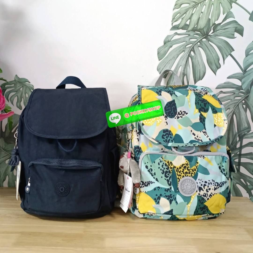 Kipling City Pack Medium Backpack กระเป๋าเป้ Kipling ขนาดกลาง วัสดุ Polyester 100% มีหูหิ้วด้านบน -ด้านหลัง มีซิปหลัง 1ช่องลึก -ด้านข้างมีช่องใส่ของเล็กน้อยทั้ง 2 ด้าน เปิด-ปิด ด้วยกระดุมแม่เหล็ก -ด้านหน้ามีช่องซิปใส่ของแยก 1 ช่อง และ ช่องปรับขนาดด้วยสายล