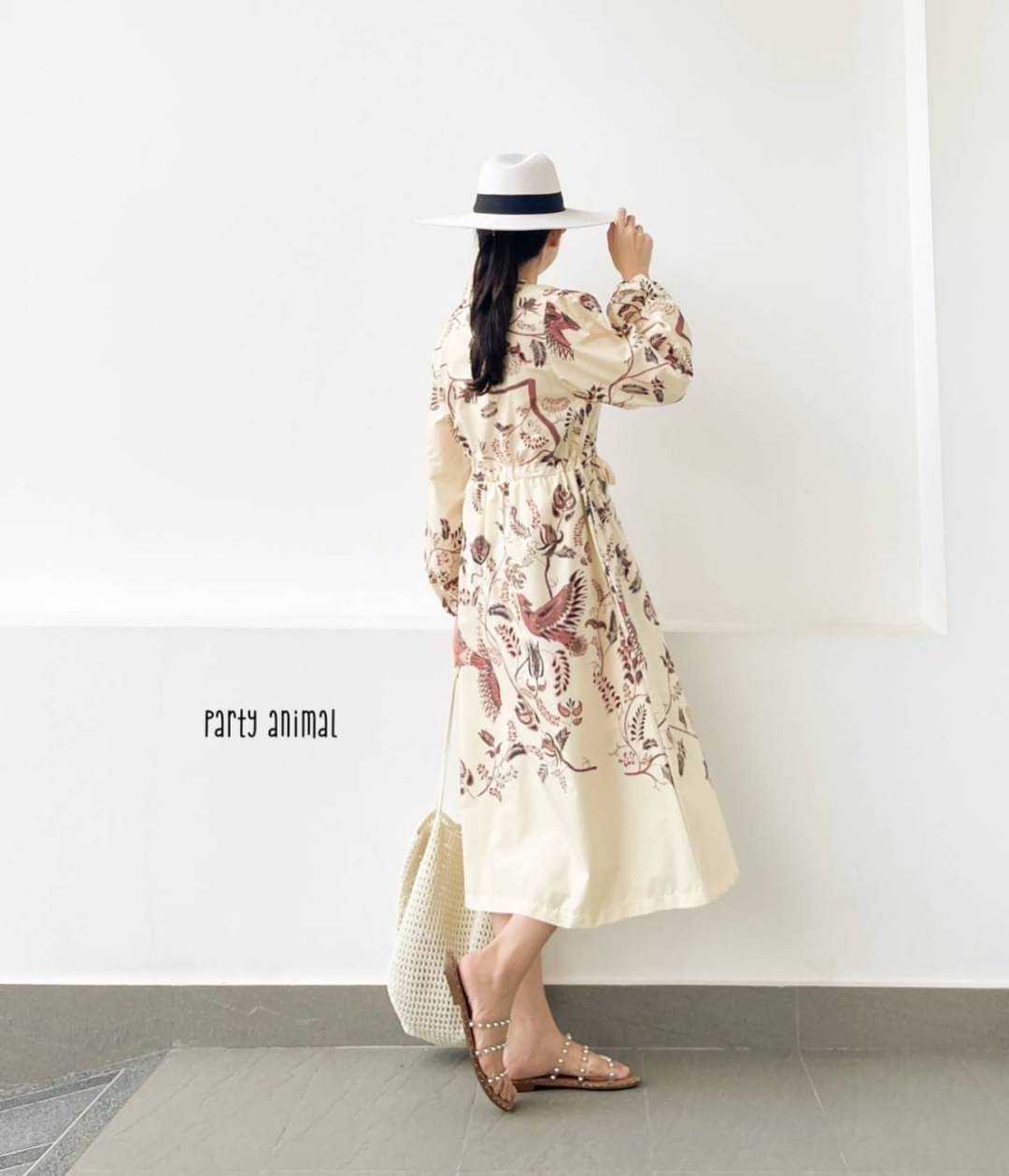 สวยจึ้งมากแม่!!! Maxi dress ทรงแขนยาวพองๆ คอจีนมีกระดุมหน้าอก ทรงปล่อย มีเชือกผูกในตัวรูดเอวได้ค่ะ มีกระเป๋าล้วงข้าง เนื้อผ้าคอตตอนใส่สบายมีซับในกระโปรงค่ะ