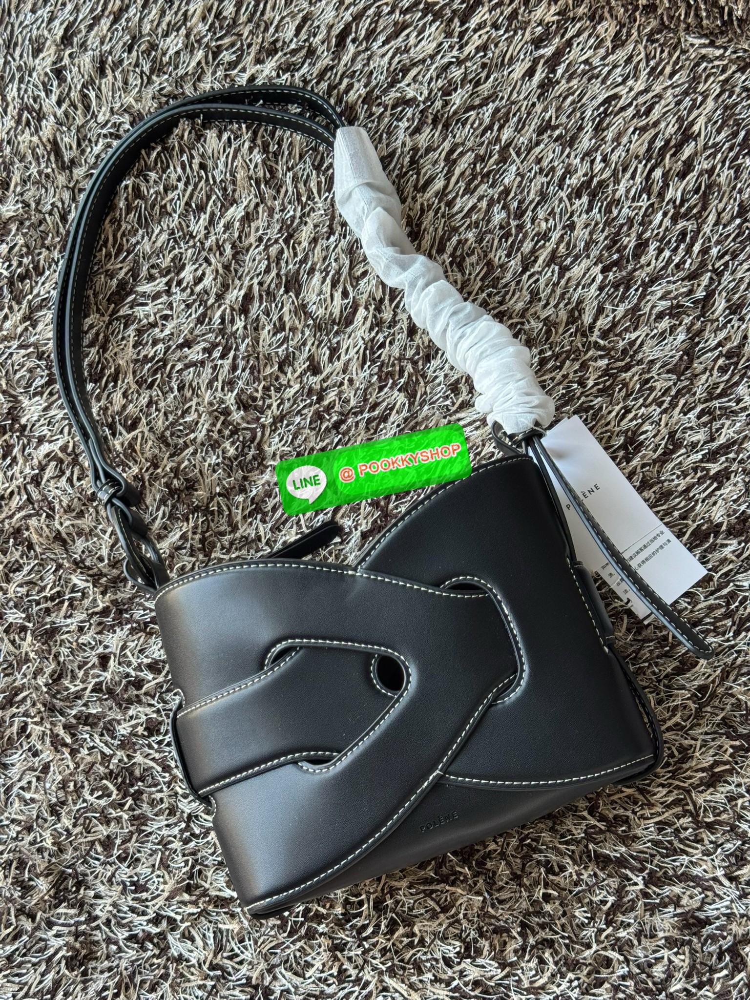 💕 Polene Nodde EDITION SMOOTH ใครที่อยากได้กระเป๋าเรียบๆ แต่ดูมีอะไร ขอแนะนำรุ่น Nodde หิ้วแล้วสวยแบบ Quiet Luxury โลโก้แบรนด์ถูกปั๊มไว้บริเวณด้านล่างของกระเป๋าอย่างประณีตจนแทบสังเกตไม่เห็น ฐานกระเป๋าถูกออกแบบมาให้เนียนเรียบ ปราศจากหมุด ในขณะที่ด้