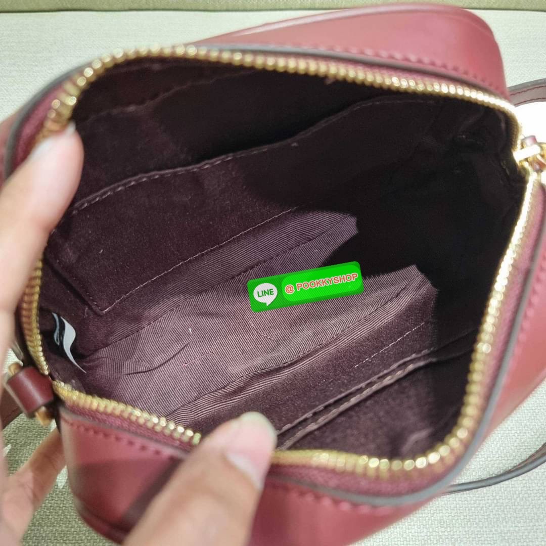 COACH CA719 MINI JAMIE CAMERA BAG IN SIGNATURE CANVAS WITH WILDFLOWER PRINT กระเป๋าสะพายข้าง สวยอยู่ทรง รอบนี้มาในไซน์มินิ ขนาดกำลังดี ดีไซน์น่ารักน่าใช้ ด้วยลายพริ้นท์คละรอบใบ วัสดุหนังแคนวาสเคลือบลาย เปิด-ปิดด้วยซิป ใช้งานสะดวก ภายในเป็นช่องโล่ง พกพาของ