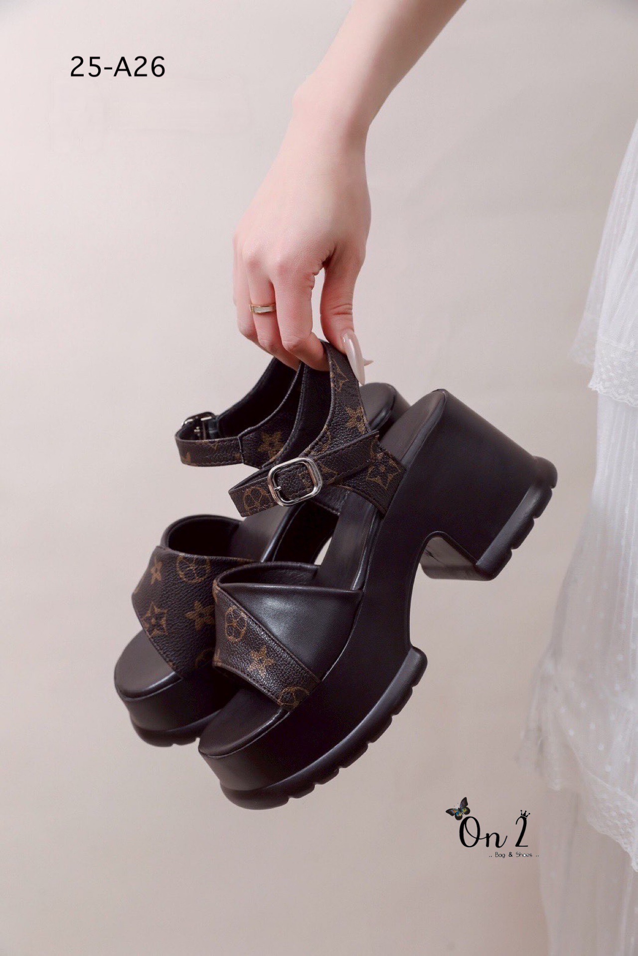 รองเท้าส้นตึกแฟชั่นดีไซน์หรู ใส่ง่ายแมทช์ได้ทุกลุค ✨ พื้นสูงกำลังดี ช่วยเพิ่มความสูงและเสริมขาเรียว สายรัดข้อเท้าปรับได้ กระชับเท้า เดินมั่นใจไม่ลื่น วัสดุหนังนุ่มใส่สบายไม่กัดเท้า น้ำหนักเบา สีสุดคลาสสิก เหมาะทั้งใส่เที่ยว ใส่ทำงาน หรือออกงาน