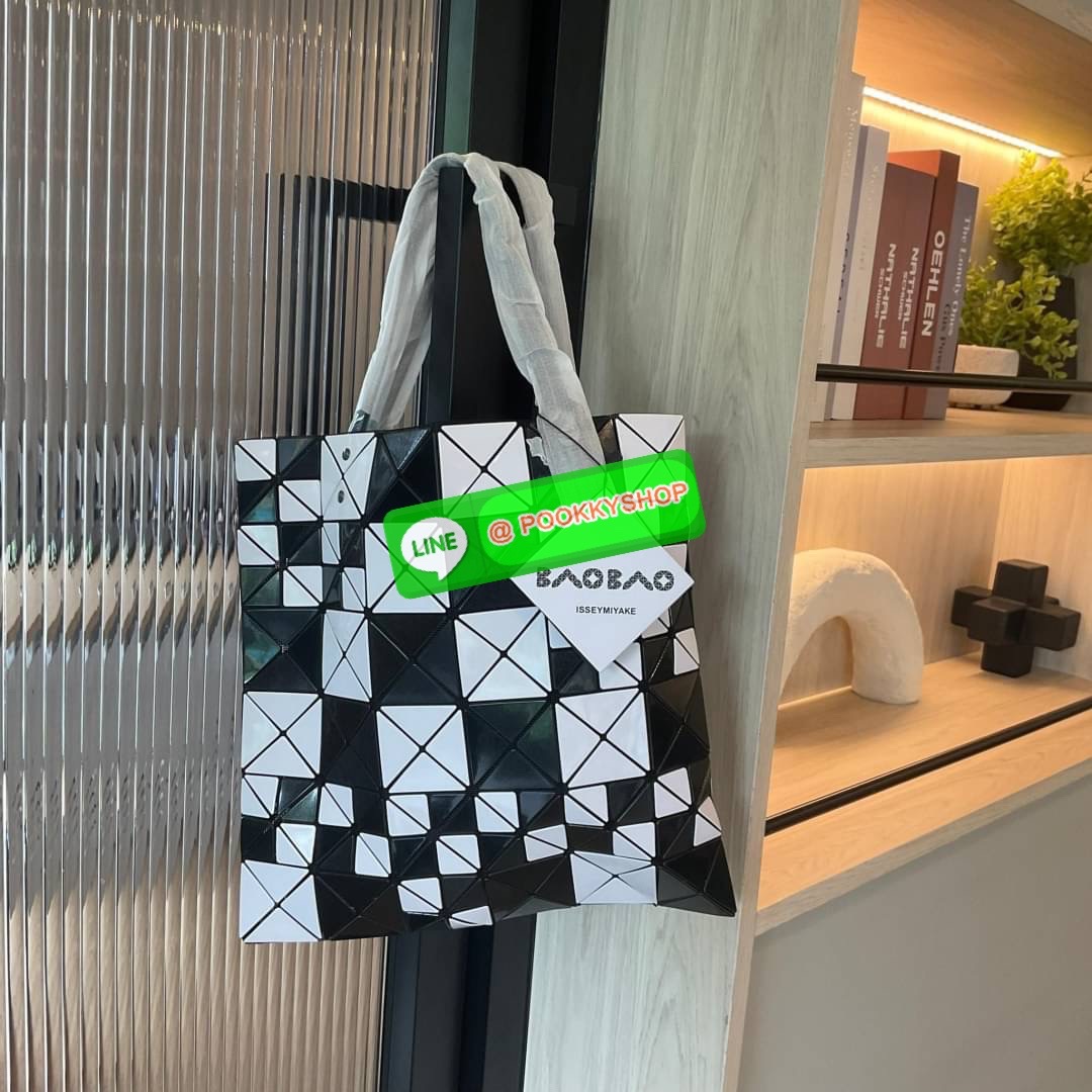 BAO BAO ISSEY MIYAKE ICHIMATSU TOTE BAG กระเป๋าโท้ทลาย ICHIMATSU (ลายตาหมากรุก) และลายธงตาหมากรุก ความแตกต่างระหว่างแสงและความมืดเชื่อมโยงกับการเคลื่อนไหวของชิ้นงาน ทำให้เกิดผลกระทบเมื่อรูปทรงของกระเป๋าเปลี่ยนไป การผสมผสานที่ลงตัวของชิ้นใหญ่และชิ้นเล็กช่ว