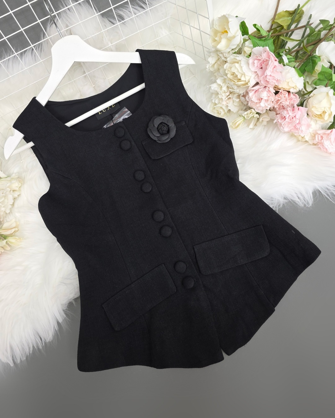 เสื้อแฟชั่น เสื้อกั๊กแขนกุด ติดกระดุมผ่าหน้า แต่งกระเป๋าและเข็มกลัดดอกไม้