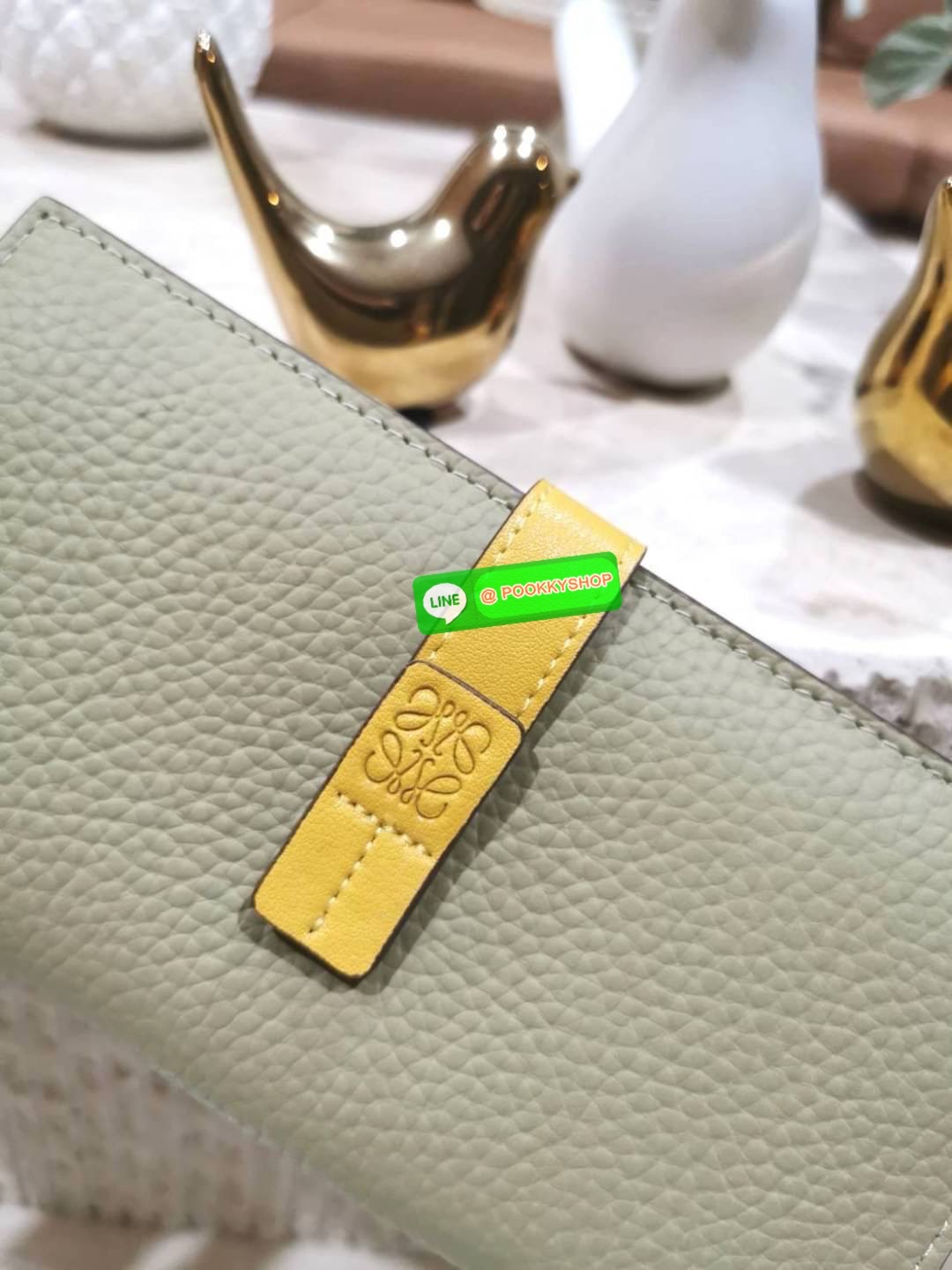 ✴️Don't Miss!✴️NEW! LOEWE LONG WALLET BAG VIP GIFT WITH PURCHASE-GWP กระเป๋าพรีเมี่ยมกิ๊ฟ Limited จาก LOEWE DUTYFREE COUNTER วัสดุหนังแท้เทคเจอร์สวยอยู่ทรงปั้มโลโก้แบรนด์ด้านหน้าเปิดปิดด้วยกระดุม ภายในมีช่องใส่ธนบัตรหลายช่อง ช่องหลักสาม