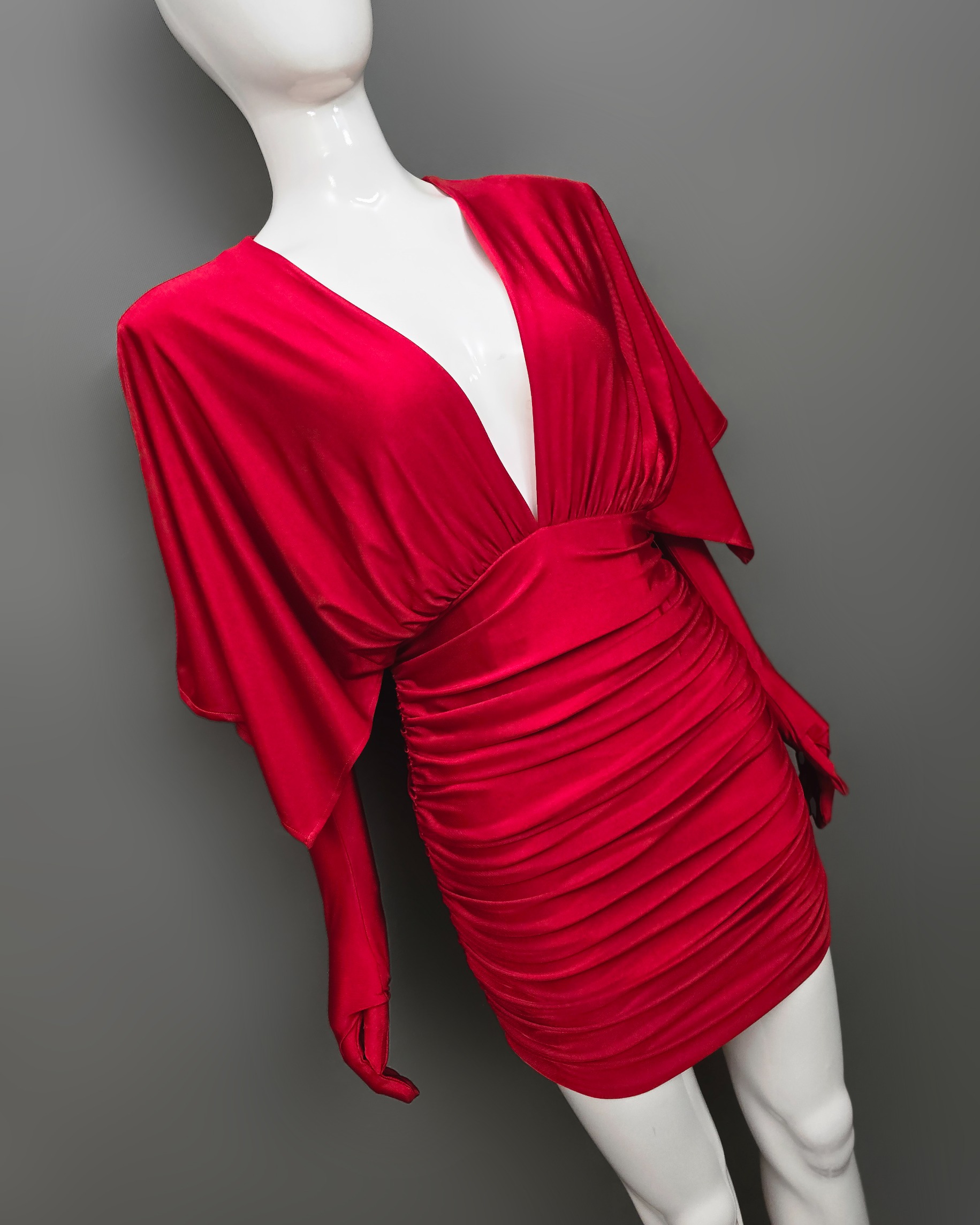 เดรสแฟชั่น เดรสกระโปรงเข้ารูป เสื้อคอวีแขนในตัว มาพร้อมถุงมือยาว