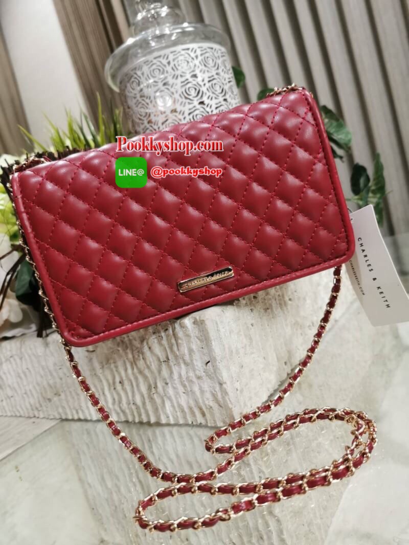 พร้อมส่ง! BEST SELLER! CHARLES & KIETH MINI CLUTCH BAG กระเป๋าสะพายทรงคลัชรุ่นยอดนิยมดีไซน์คลาสสิควัสดุหนังนิ่มลายตารางสวยอยู่ทรงขนาดมินิสไตล์ Chanel เปิดปิดด้วยตัวล๊อคแบบบิดอะไหล่ทอง ด้านหลังประดับโลโก้แบรนด์สวยดูดี มาพร้อมสายสะพายโซ่ร้อยหนัง Crossbody ไ