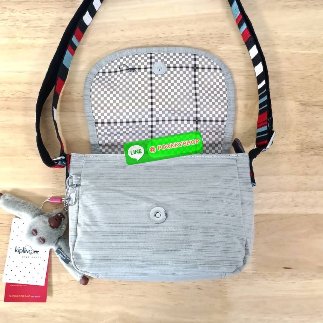 KIPLING SABIAN CROSSBODY MINI BAG กระเป๋าสะพายข้าง วัสดุ Nylon & Polyester 100% ขนาดเล็กกำลังน่ารัก เปิด-ปิดด้วยฝาปิดกระดุมแม่เหล็กและซิปแบรนด์ ด้านในทีแท็กแบรนด์